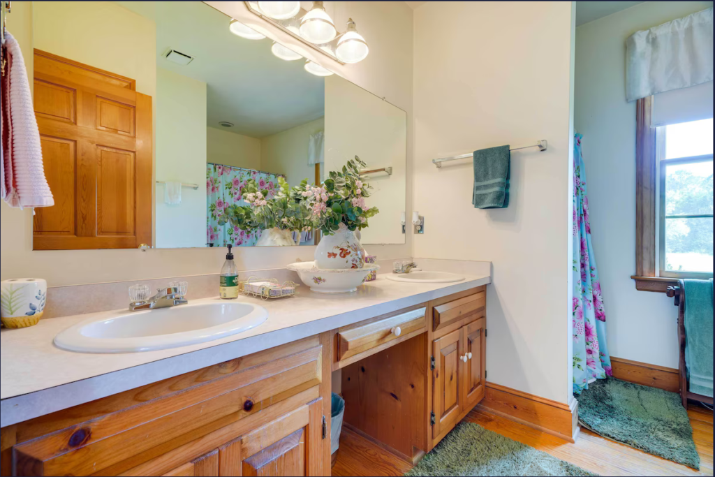 Bathroom 1 Terre Houte Farm Manor House.